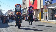 Escuelas de Irapuato rinden homenaje a los difuntos en colorido desfile del Día de Muertos