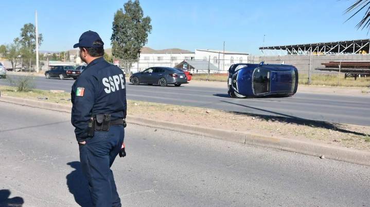 Auto choca contra tráiler y queda volcado en la Villa Juárez; una mujer embarazada resultó lesionada