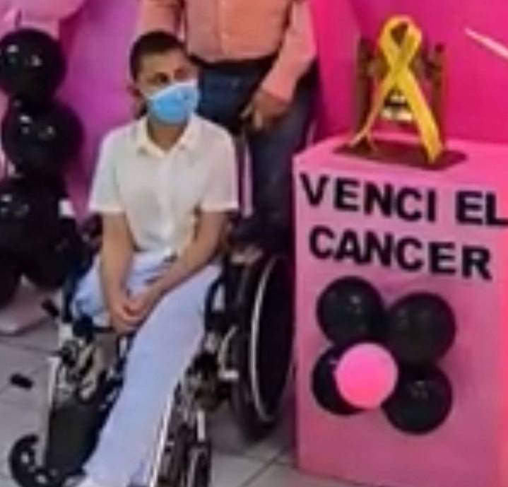 Vence Mía al cáncer y toca la campana en el Hospital Infantil