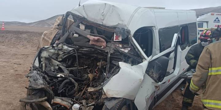 Tragedia en Arequipa: choque de minivan con camión deja cuatro fallecidos en la Panamericana Sur