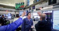 Dow Jones Industrial cierra en récord, mientras el oro tiene su mayor caída diaria en 12 años