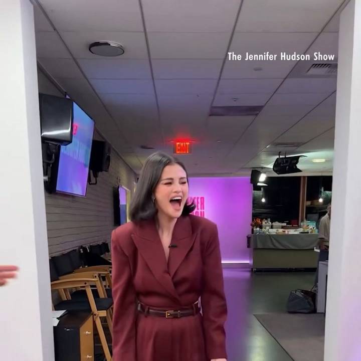 Selena Gomez Gets Totally Flustered by the Jennifer Hudson Show Spirit Tunnel