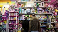 De la muñeca pirata al huevo de dinosaurio que eclosiona: los juguetes de esta Navidad