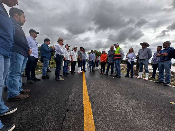 Auxilia el estado a damnificados en Jalcocotán