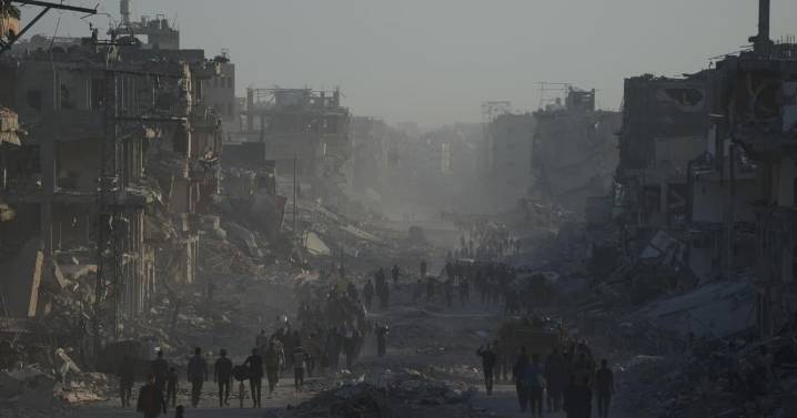 Palestinos regresan a las ruinas mientras ONG buscan aumentar ayuda y tropas de EEUU llegan a Israel