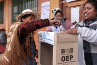 Mesas electorales abren en Bolivia para una inédita segunda vuelta presidencial