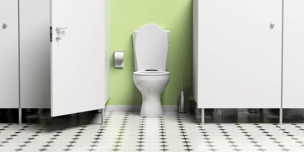 Qué es el estornudo del inodoro y cuáles son los lugares más contamintantes en un baño público