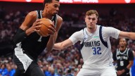 Victor Wembanyama, de 2,26 metros, sorprende al número uno del Draft con movimientos de "jugador pequeño" en su estreno en la NBA