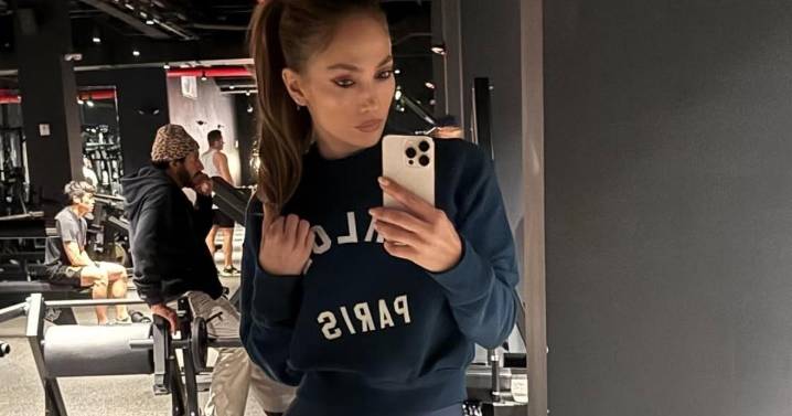 Jennifer Lopez Nails a Sporty Navy Gym Ensemble: Photos