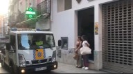 La grúa municipal participa en el rescate de una mujer que sufre un accidente en la calle Moret de Cáceres