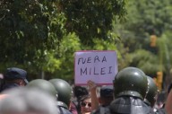 Manifestantes se movilizaron en el centro santiagueño en rechazo a las políticas de Javier Milei