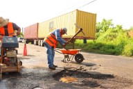 Seidum realiza trabajos de bacheo superficial en la calle del Ejecutivo, en el municipio de Colima
