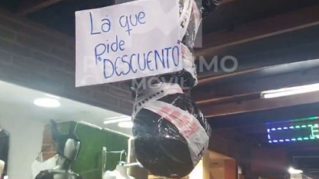Un negocio de Jujuy hizo una publicidad con un maniquí para recrear un femicidio y provocó repudio