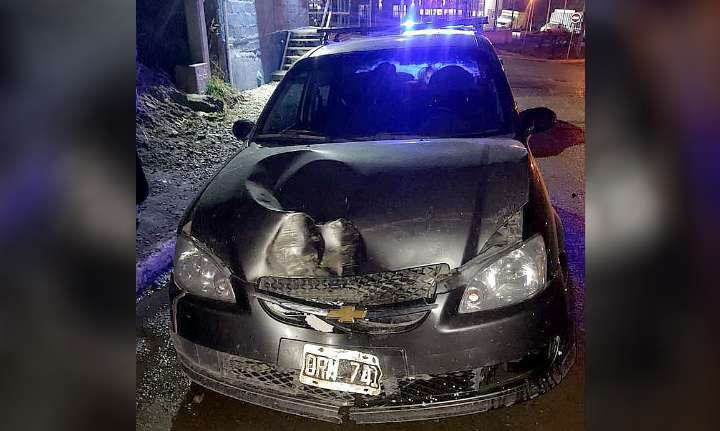 Vehículo chocó contra un poste