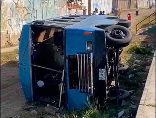 Tres heridos dejó volcamiento de unidad colectiva en Lara