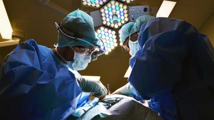 Arequipa: tras muerte de joven por liposucción en sala alquilada, médico desaparece