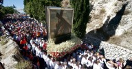 El pueblo de Granada que congrega a miles de fieles en torno a un nazareno pintado en un gran lienzo