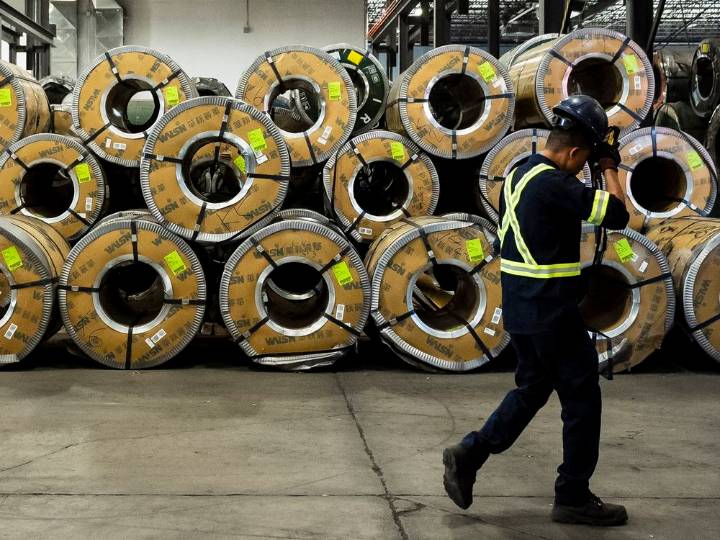 Canadians grow gloomy on the economy as U.S. trade war persists
