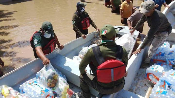 Llevan víveres en lancha a comunidades de Ébano que siguen inundadas
