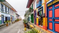 No es Salamina ni Salento. El encantador pueblo del Eje Cafetero que se destaca por sus balcones coloridos y lindos paisajes