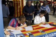 Aliança sale a la calle en busca del voto joven: "Quiero que mi hermano pueda disfrutar de una infancia catalana y eso, sin orden, hoy está en peligro"