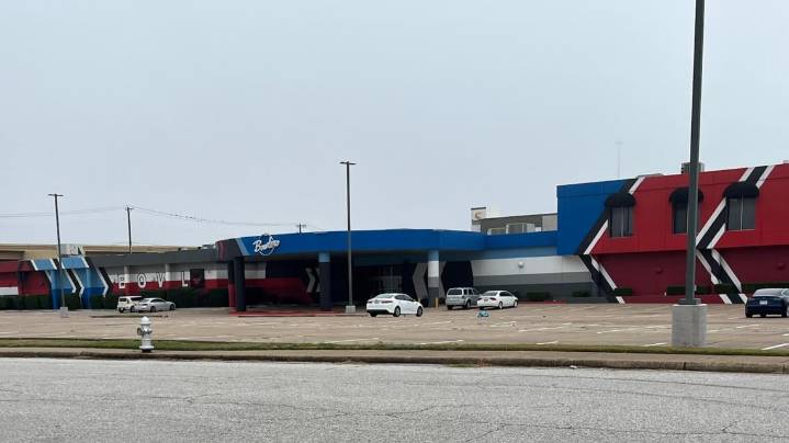 1 person hospitalized after shooting in bowling alley parking lot, Euless police say