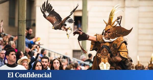 Este pueblo de Madrid revive la Edad Media con talleres de vidrio soplado, pasacalles y exhibiciones de vuelo rasante de aves rapaces