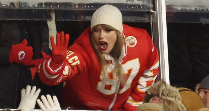 Is Taylor Swift Going to Chiefs Game Today (October 27) to Cheer on Travis Kelce? | Football, Kansas City Chiefs, nfl, Taylor Swift, Travis Kelce | Celebrity News and Gossip | Entertainment, Photos an