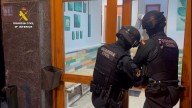 La Guardia Civil detiene a cuatro personas en Torrelavega acusadas de más de 120 delitos de sextorsión