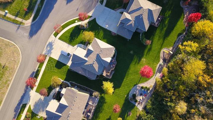 Su contratista renunció y ella decidió aprender sobre construcción, ahora tiene tres mini casas en Portland que alquila por más de 4 mil dólares