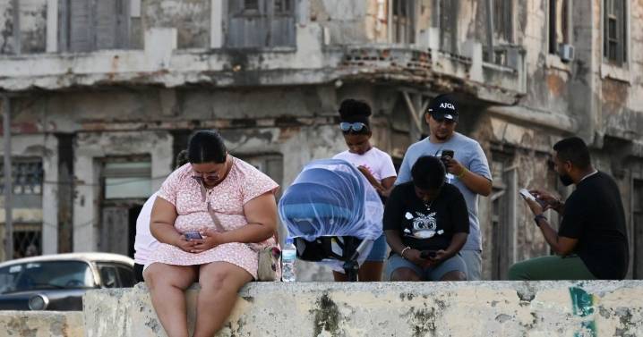 Por qué algunos cubanos fingen apoyar a la dictadura a pesar del amplio descontento popular