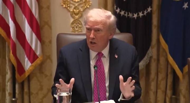Trump dice que Maduro ofreció "de todo" para evitar escalada y anuncia ataque contra submarino