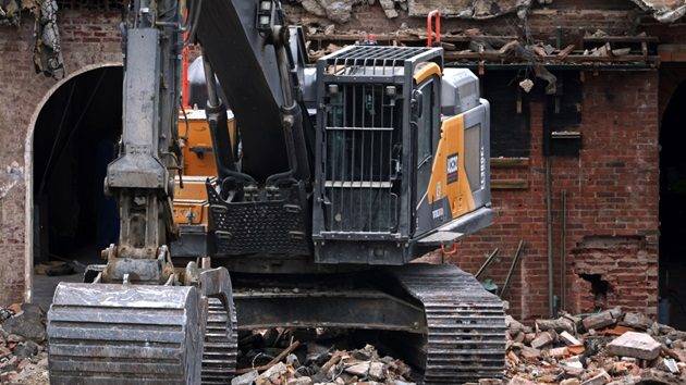 Critics question whether White House, contractors ‘cut corners’ on asbestos safety in East Wing demolition