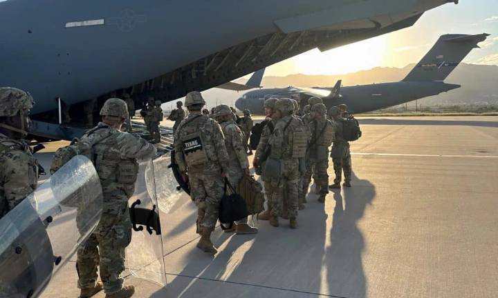 Llegan a Chicago un centenar de soldados de la Guardia Nacional de Texas