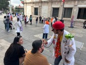Divierten doctores de la risa a la gente en el Centro