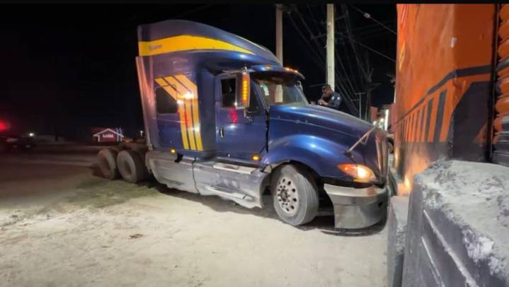 Desata trailero persecución y caos; embiste autos y choca contra negocio al oriente de Saltillo