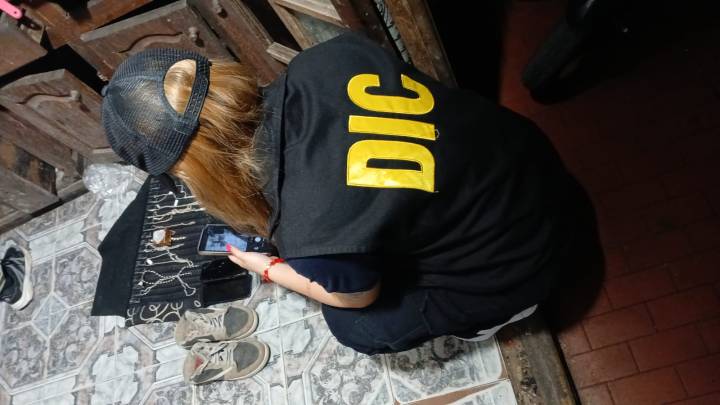 Una mujer robó más de 5 millones en joyas y terminó detenida tras un allanamiento en Corrientes