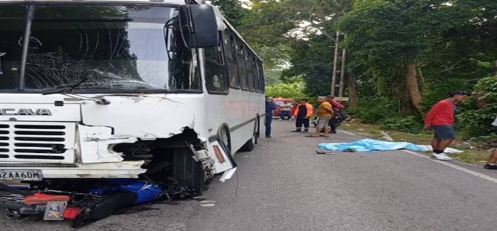 Accidente entre una motocicleta y un autobús dejó dos víctimas en Aragua