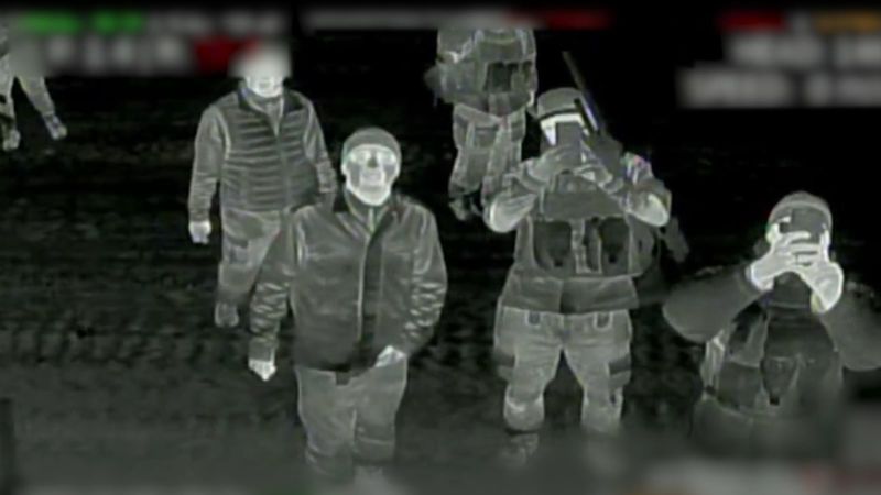Militares rusos parecen huir de un dron ucraniano en el frente de batalla