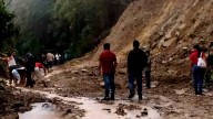 Complica deslizamiento de tierra tránsito en camino entre Tlaxcalantongo y Villa Ávila Camacho en Xicotepec