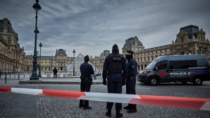 Power tool wielding thieves scale furniture hoist, make off with priceless jewellery in brazen daylight Louvre heist