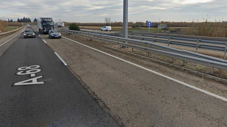 Un herido leve tras salirse de la vía y volcar un coche en la A