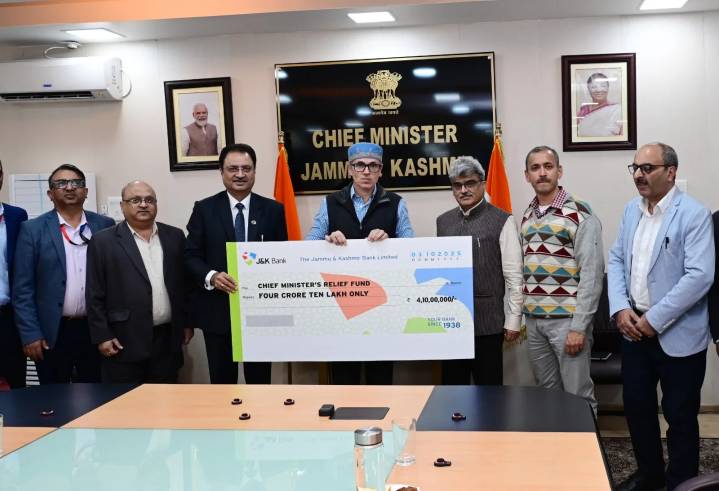 J&K Bank contributes ₹4.10 crore to CM’s Relief Fund for flood