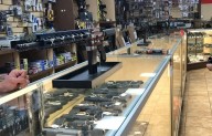 Trump revive la vía expedita de venta de armas civiles, muchas de alto poder