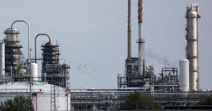 Los bomberos controlan un incendio en la principal refinería de petróleo de Hungría
