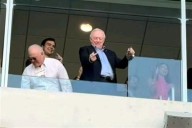 Jerry Jones se disculpa por gesto obsceno hacia fans