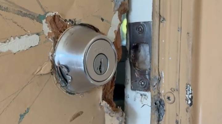 Dos sospechosos siguen prófugos tras un robo en el vecindario de Bay Terraces