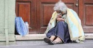 Indignación en Armenia: Una mujer de la tercera edad fue abandonada en plena vía pública