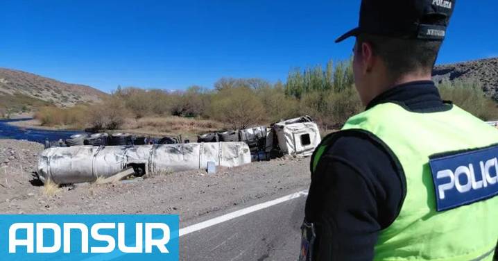 18:07 Grave accidente en la ruta 242: un camionero de 28 años volcó cerca de Las Lajas