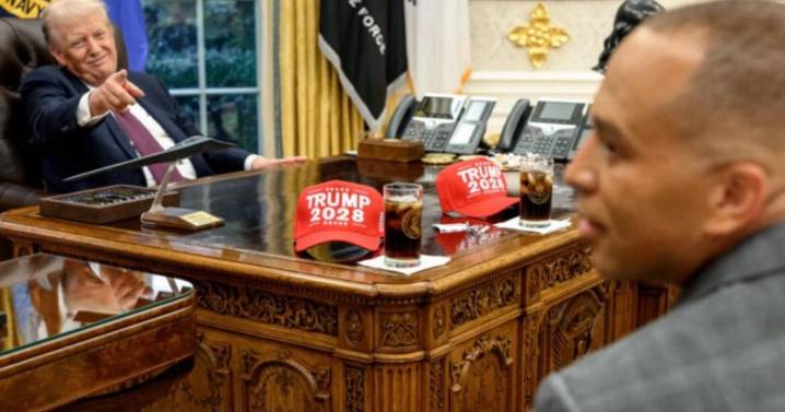Sombreros de “Trump 2028” destacan en primera reunión del presidente con líderes del Congreso
